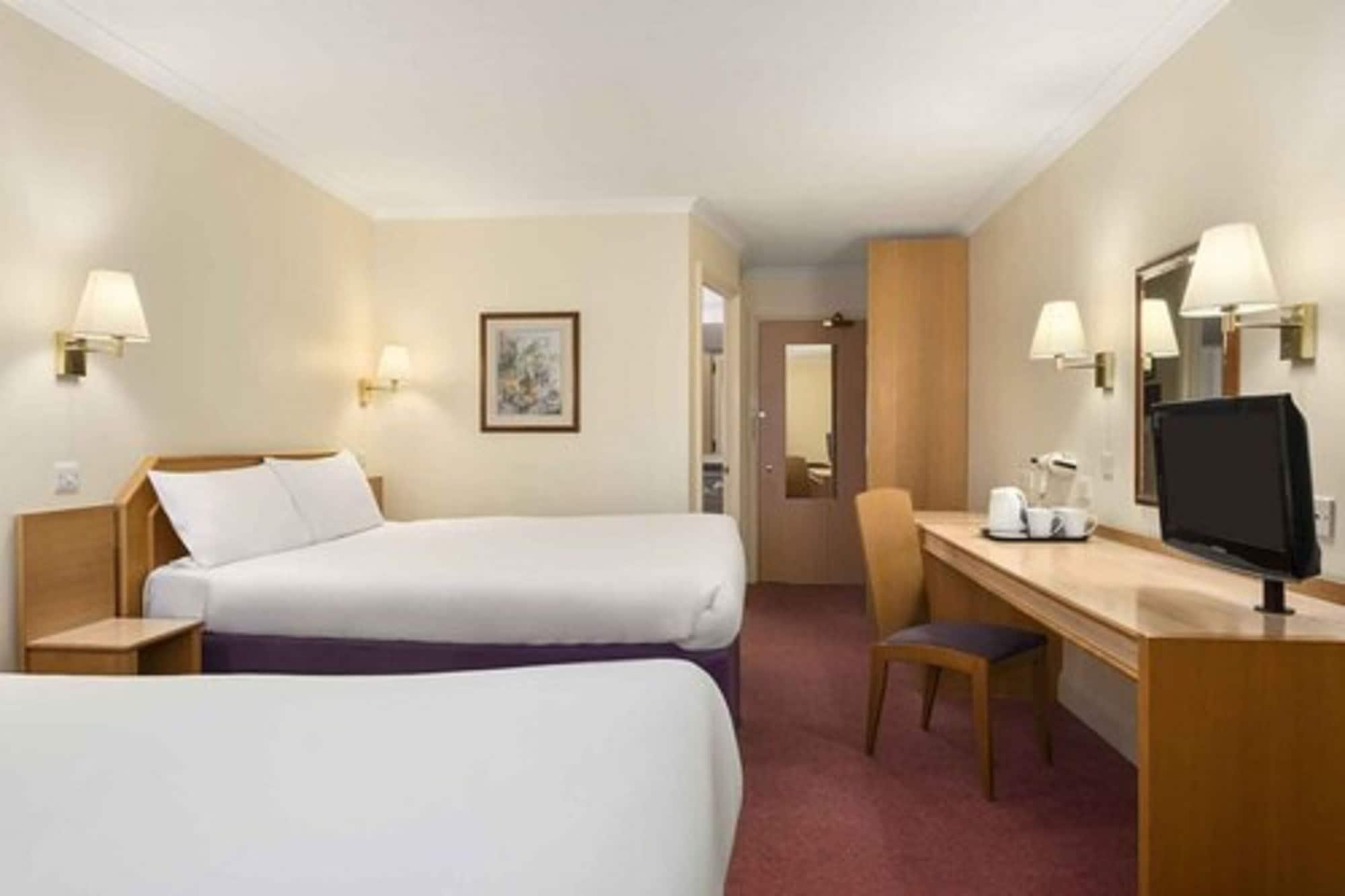 Super 8 By Wyndham Durham Hotel Exterior foto